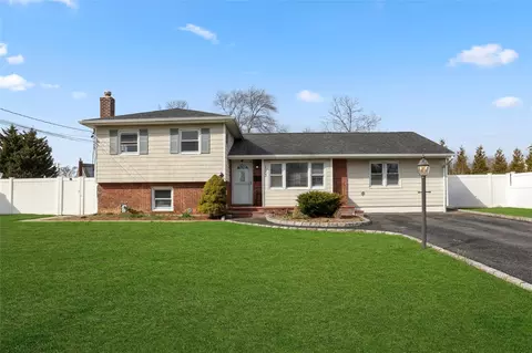 123 Ruth St, West Islip, NY 11795