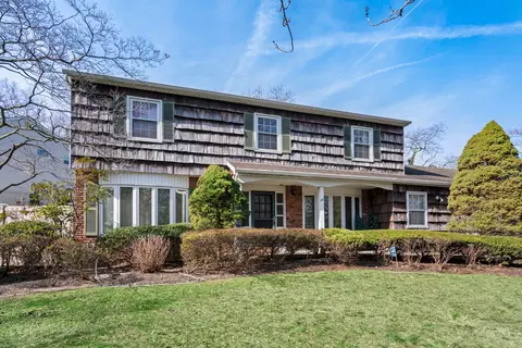 28 Sycamore Ln, Commack, NY 11725