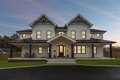 10 Humphrey Ln, Blue Point, NY 11715