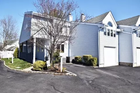 10 Windsor Ct, Amityville, NY 11701