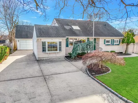 46 Arthur St, Brentwood, NY 11717