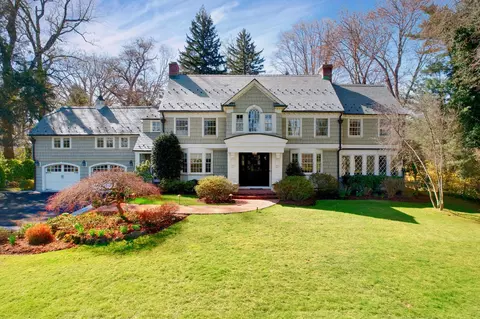 8 Knolls Ln, North Hempstead, NY 11030