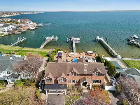 310 Bay Dr, Massapequa, NY 11758