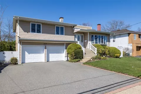 2479 Kerry Ln, Bellmore, NY 11710