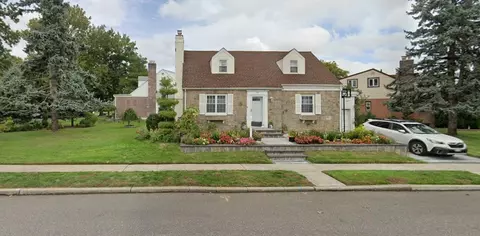 77 Primrose Dr, North Hempstead, NY 11040