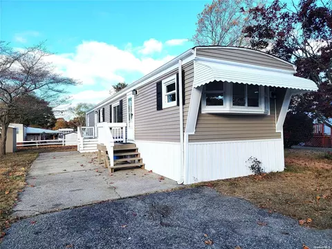 56 Valley Forge Dr, Bohemia, NY 11716