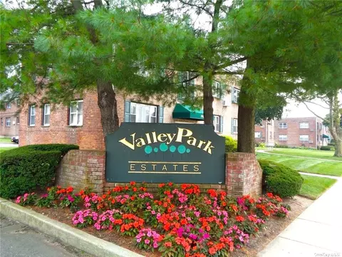 1025 Fenwood Dr #2, Valley Stream, NY 11580