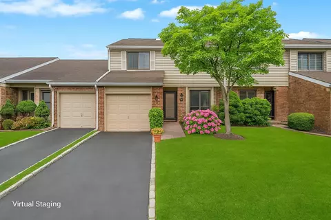8 W Pond Ct, Smithtown, NY 11787