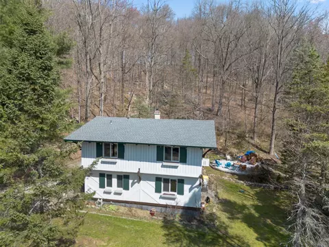 10 Breezy Park Rd, Putnam Valley, NY 10579