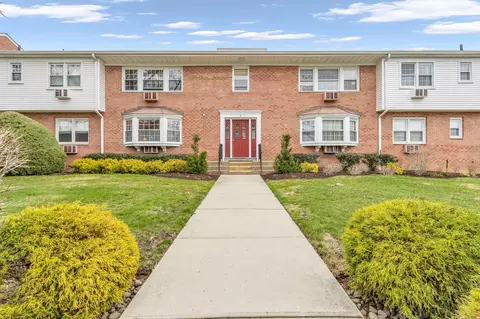 21 Roundtree Cir, Orangetown, NY 10968