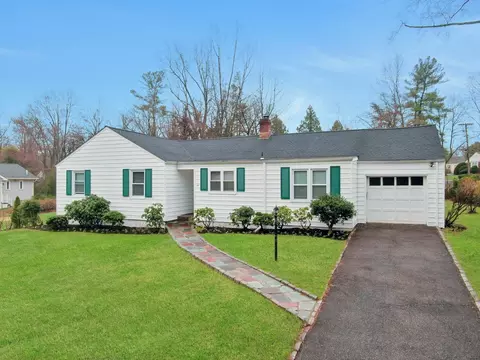 45 Daisy Farms Dr, New Rochelle, NY 10804