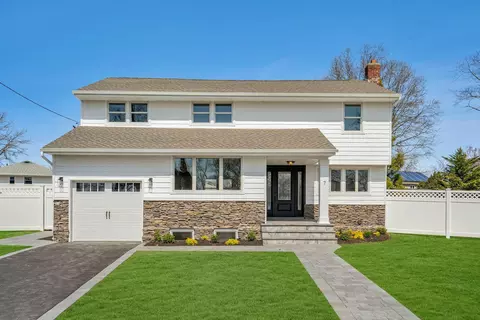 7 Diellen Ct, Commack, NY 11725