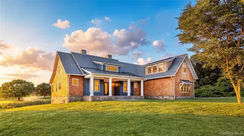 97 Club Dr N, Calverton, NY 11933