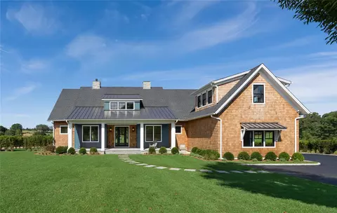 97 Club Dr N, Calverton, NY 11933