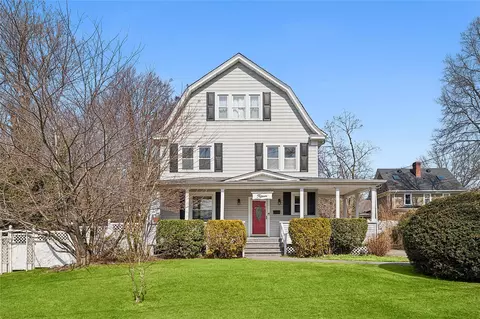 15 North Ln, Glen Cove, NY 11542