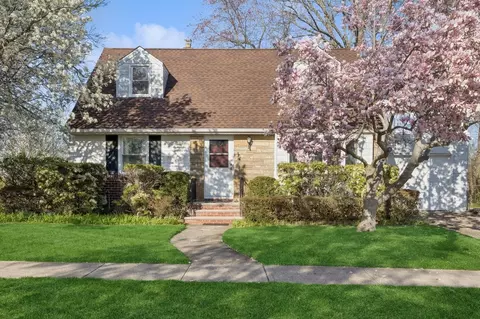 82 Camden Pl, North Hempstead, NY 11040