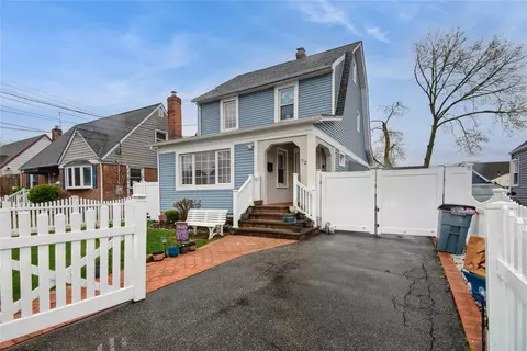 32 Chase St, Hempstead, NY 11550