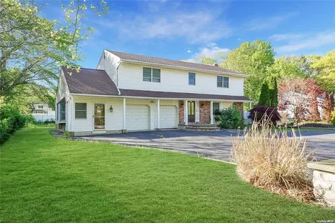 157 Parkway Dr N, Commack, NY 11725