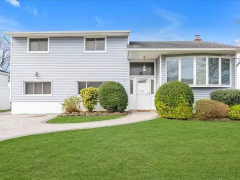 265 Buick Pl, East Meadow, NY 11554