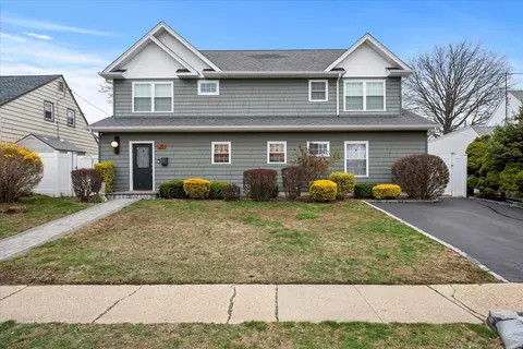 29 Swallow Ln, Levittown, NY 11756