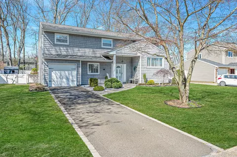 92 Morewood Dr, Smithtown, NY 11787