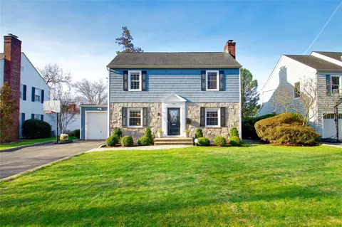 96 Claydon Rd, Garden City, NY 11530