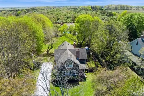 3320 Oregon Rd, Mattituck, NY 11952