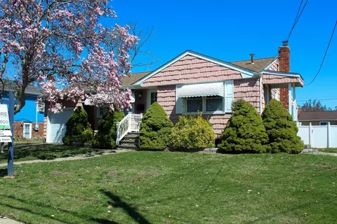 333 O Connor Rd, North Babylon, NY 11703