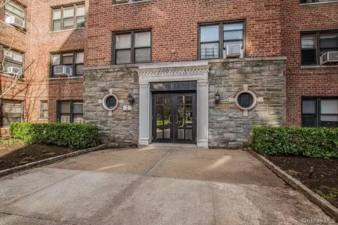 2 Fisher Dr #418, Mount Vernon, NY 10552