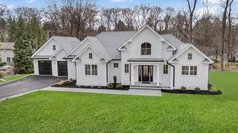 23 Russet Ln, Huntington, NY 11743