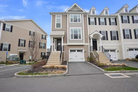 19 Putnam Ln, Danbury, CT 06810
