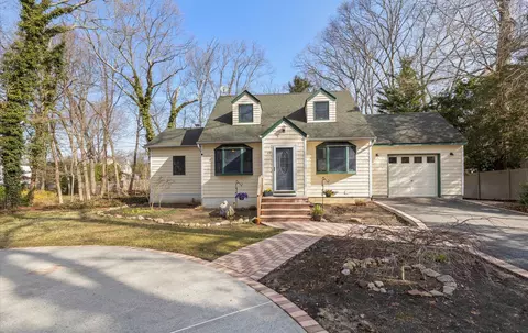 13 Teed St, Huntington Station, NY 11746