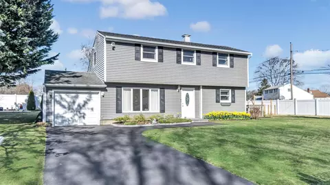 102 Bonnie Rd, Oakdale, NY 11769