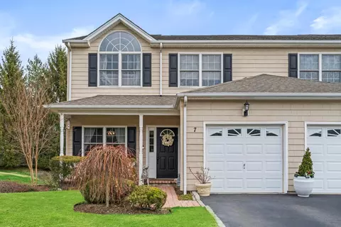 7 Chimay Ct, Huntington Station, NY 11746