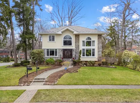 26 Somerset Dr N, North Hempstead, NY 11020