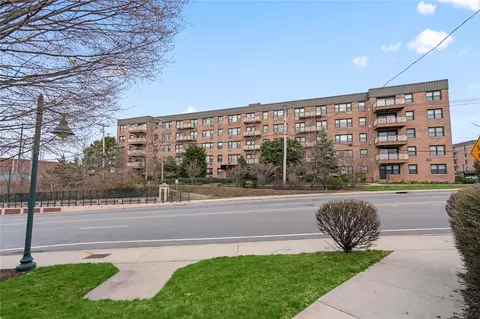 2 Birchwood Ct #1B, North Hempstead, NY 11501