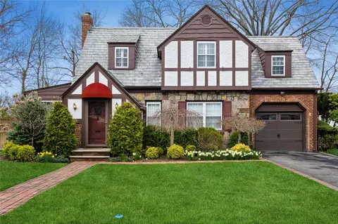 19 Gerard Ave E, Malverne, NY 11565