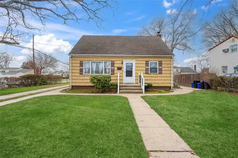 272 W 16th St, Deer Park, NY 11729