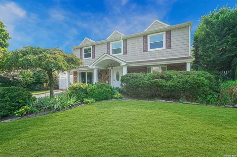 20 Hilltop Dr, Mount Sinai, NY 11766