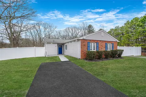 28 Shady Ln, Coram, NY 11727