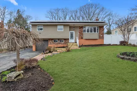 10 Weston Ln, Smithtown, NY 11787