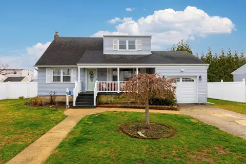 233 45th St, Lindenhurst, NY 11757