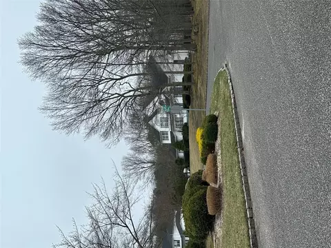 2 Scott Ln, Manorville, NY 11949