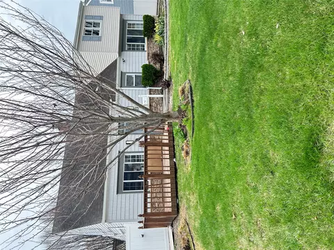 22 Peacock Ln, Levittown, NY 11756