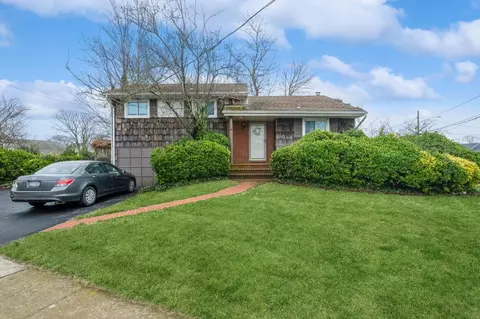 41 Bayview Pl, Massapequa, NY 11758