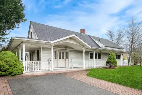 35 Dome Ln, Wantagh, NY 11793