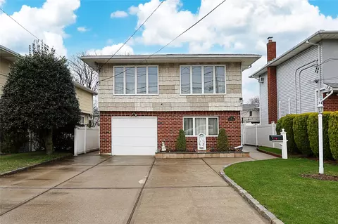 61 Barrymore Blvd, Franklin Square, NY 11010