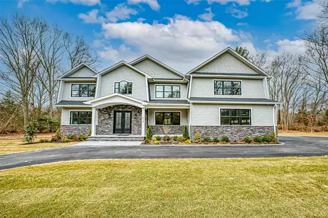 210 Laurel Ln, Syosset, NY 11791