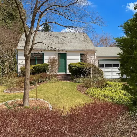 11 Mansion Dr, Hyde Park, NY 12538