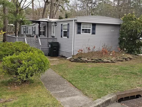 525 Riverleigh Ave #D25, Riverhead, NY 11901